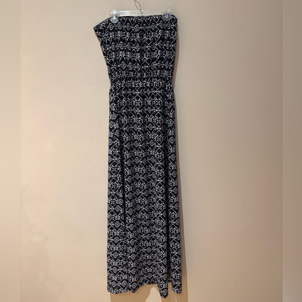 Elegant Black and White Patterned Maxi Dress - Picture 2 of 3